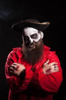 Hombre barbudo en traje de pirata con maquillaje espeluznante foto