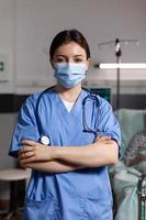 Retrato de enfermera médica con mascarilla quirúrgica foto