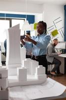 mujer de etnia afroamericana trabajando como arquitecto foto