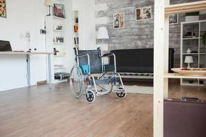 silla de ruedas en el hogar de ancianos