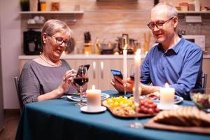 pareja hablando y usando el teléfono foto