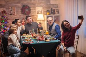 nieta alegre tomando un selfie con su familia foto