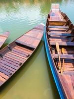 barco de madera flotando en el lago foto