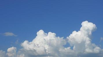 laps de temps de nuage moelleux sur une séquence 4k de jour nuageux. video