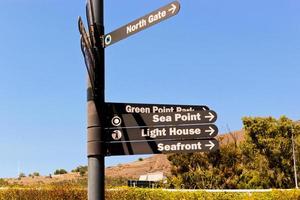 letreros de la calle poste indicador, ciudad del cabo sea point green point park. foto