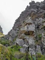 grandes acantilados y rocas en el parque nacional de la montaña de la mesa.