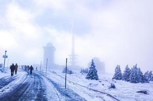 Brocken Alemania 12 de enero de 2014 panorama del paisaje tormenta de nieve de invierno en la cima de la montaña brocken harz alemania foto
