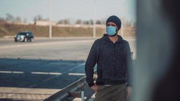 Hombre con una máscara médica para protegerse contra el virus de la gripe.