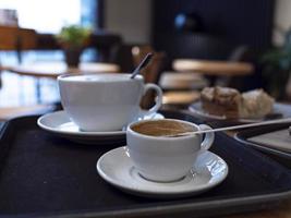 dos tazas de café en la mesa. desayuno de la mañana foto