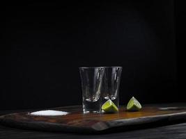 dos tragos de tequila vacíos foto