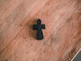 Cruz ortodoxa de madera sobre mesa de madera