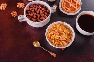 desayuno sabroso y nutritivo con granola, cereales y frutos secos. comida sana foto