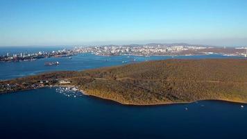 vista aérea da paisagem marítima com vista para a cidade. vladivostok, rússia video