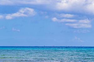 vista sobre la isla de cozumel desde playa del carmen beach mexico.