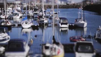 timelapse di tilt-shift del porto turistico della barca video