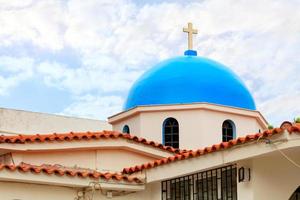 La cúpula azul del campanario griego tradicional de un templo ortodoxo cristiano en Loutraki, Grecia. foto