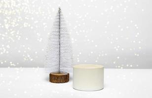 feliz año nuevo y feliz navidad, hermoso podio decorado con un árbol de navidad, primer plano sobre un fondo blanco.