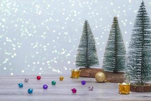Fondo de invierno con árboles de Navidad en destellos con decoración navideña. copie el espacio. feliz Navidad y un Feliz Año Nuevo. felices vacaciones.