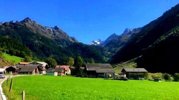 hermoso pueblo europeo rodeado de montañas foto