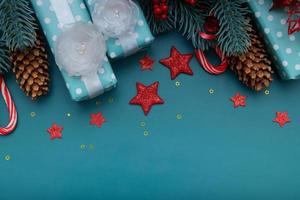 composición navideña de regalos, conos, piruletas y estrellas con lugar para texto