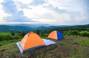 Tienda de campaña para acampar en el fondo del paisaje de las montañas - Tienda de campaña de viajes de aventura en la temporada de verano foto