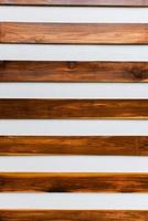 textura de madera madera marrón para el diseño del trabajo para el producto de fondo - pared de cemento con fondo de madera de pino foto