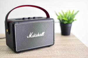 bangkok tailandia 14 de agosto de 2020 marshall kilburn 2 altavoz bluetooth es una de las marcas líderes a nivel mundial en amplificación de sonido e instrumentos musicales marshall speaker foto