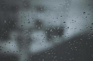 gotas de lluvia sobre el vidrio