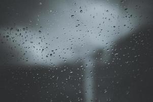 gotas de lluvia sobre el vidrio foto