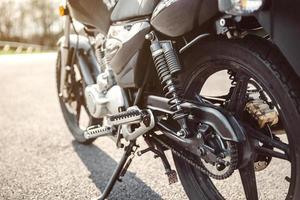 Amortiguador y cadena de motocicleta negra. foto