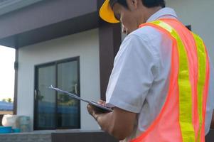 inspección de ingeniero en casa inmobiliaria foto