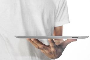 mano usando tableta tocando en tecnología de pantalla foto