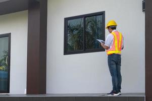 ingeniero auditor comprobando la construcción de edificios de viviendas foto