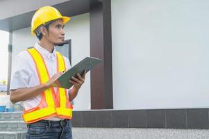 ingeniero auditor comprobando la construcción de edificios de viviendas foto