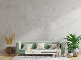 Living con muro de concreto tiene sofa y decoracion.
