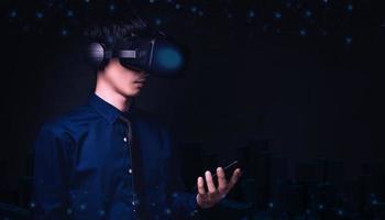 personas que usan gafas de realidad virtual y el mundo digital. foto