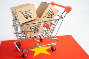 caja con el logotipo del carrito de compras y la bandera de Vietnam, importación, exportación, compras en línea o comercio electrónico, servicio de entrega de finanzas, tienda, envío de productos, comercio, concepto de proveedor. foto