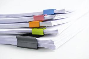 pila de archivos de informes en papel en clips de oficina de negocios. foto