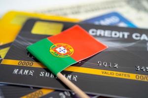 bandera de portugal en tarjeta de crédito. desarrollo financiero, cuenta bancaria, estadísticas, economía de datos de investigación analítica de inversiones, comercio bursátil, concepto de empresa comercial. foto