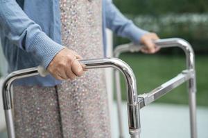 Asia anciana o anciana mujer paciente caminar con andador en la sala del hospital de enfermería, concepto médico fuerte y saludable