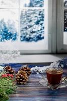 una taza de café aromático con azúcar morena, adornos navideños, ramas de un árbol de navidad. concepto de vacaciones año nuevo. sobre un fondo de madera. foto