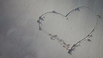 tekening van een hartsymbool op een strand video