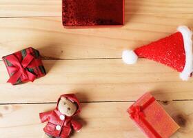 Caja de regalo y decoración navideña sobre fondos de madera arriba foto