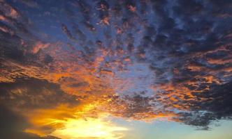 reflacción natural con el cielo foto