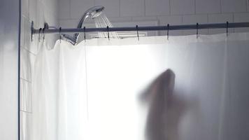 mujer duchándose silueta borrosa video