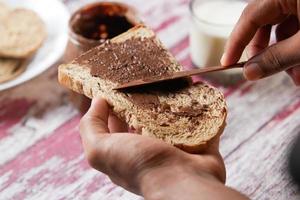 crema de chocolate para untar sobre una tostada foto