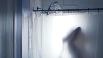 mujer duchándose silueta borrosa video