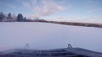 snabba snöskoterbilder under solnedgången i pudersnö. video