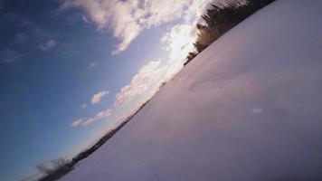 Vista posterior rápida de la moto de nieve pov video