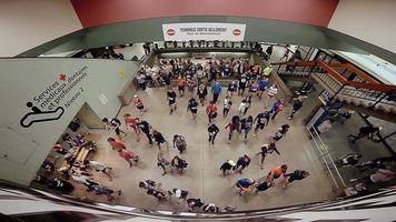 Timelapse de la llegada de los corredores al metro de longueuil. video